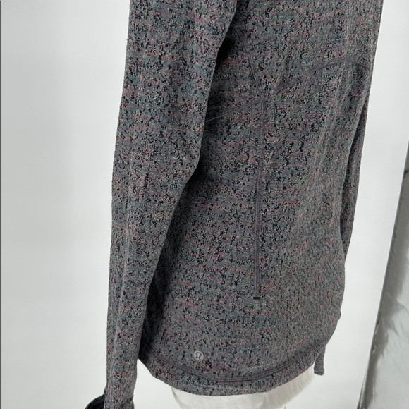 Lululemon Size 6 Heathered Gray Long Sleeve Thumbhole Zip Pocket Top - Picture 6 of 12